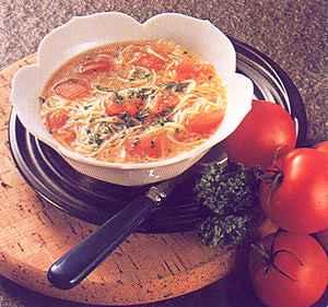 Nudlová polévka s rajčaty