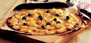 Křehká pizza s bramborami a plísňovým sýrem
