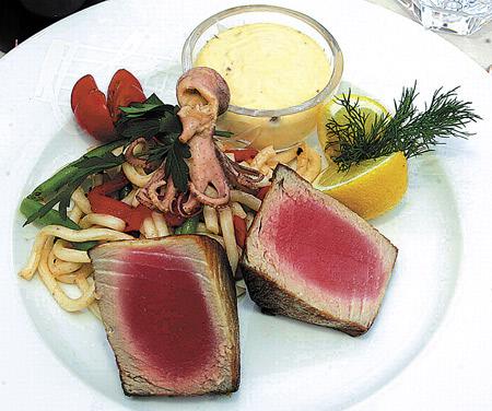 Opečený steak ze žlutoploutvého tuňáka