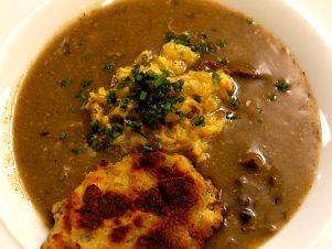 Krkonošské kyselo s hříbky a škvarkovými plackami