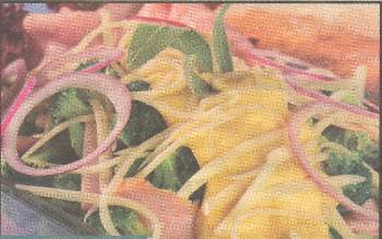 Brokolicový salát se šunkou a cibulí.