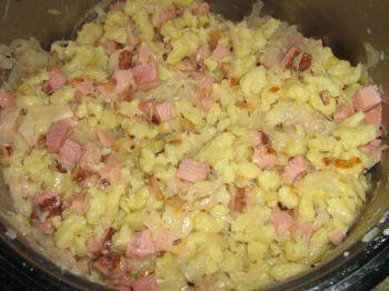 Halušky (strapačky) se zelím a uzeným masem