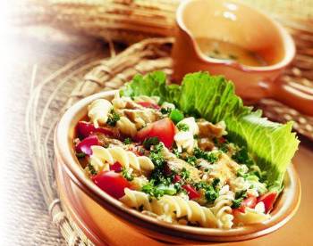 Těstovinový salát s Hermelínem